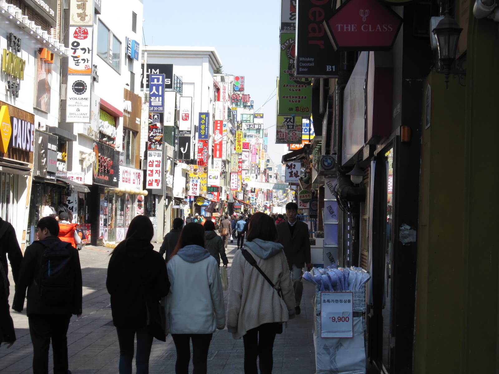 Busy street in Seoul, South Korea